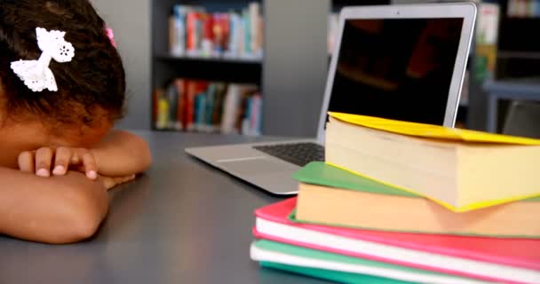 Colegiala relajándose en la mesa — Vídeos de Stock