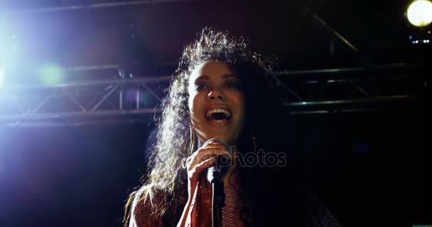 Певица выступает на сцене на концерте — стоковое видео