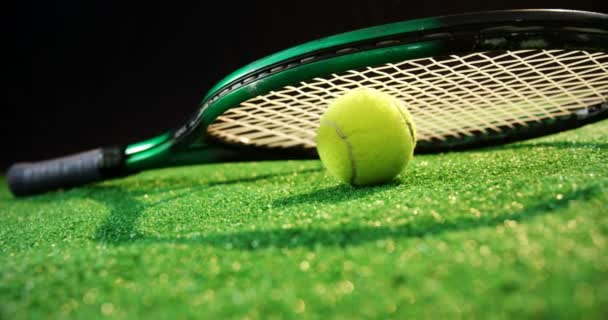 Raquete e bola de tênis na grama — Vídeo de Stock