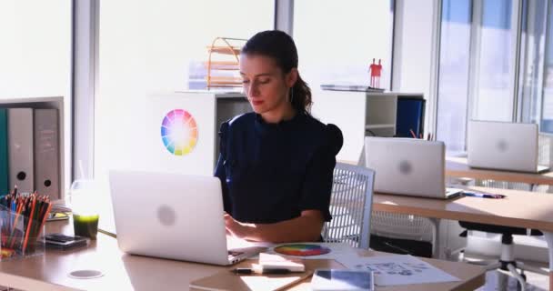 Ejecutiva trabajando en su escritorio en la oficina — Vídeo de stock