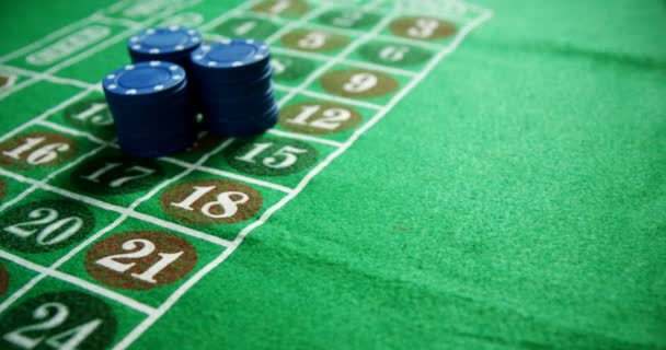 Puces de casino sur roulette sur table de poker — Video