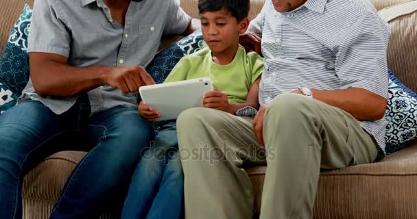 Famiglia utilizzando tablet digitale — Video Stock