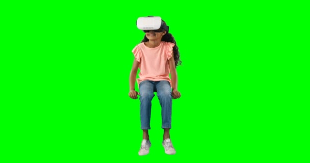 Chica usando auriculares de realidad virtual — Vídeos de Stock