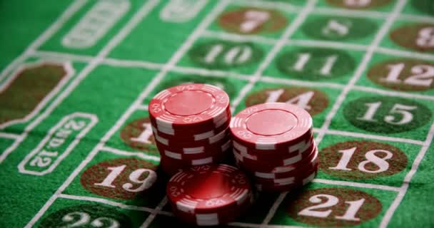 Фишки казино на рулетку на покерном столе — стоковое видео