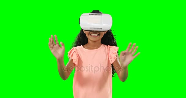 Flicka med hjälp av virtual reality headset — Stockvideo