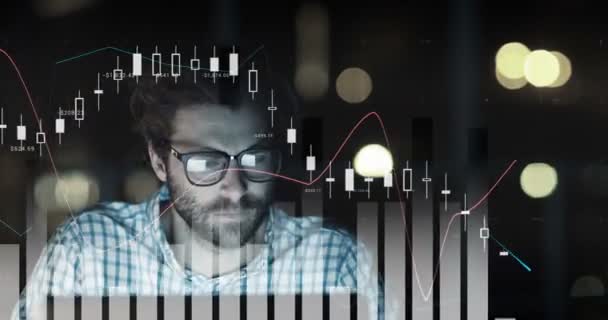 График и усталый человек, работающий на компьютере — стоковое видео