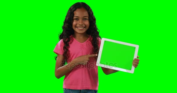 Souriante fille montrant tablette numérique — Video