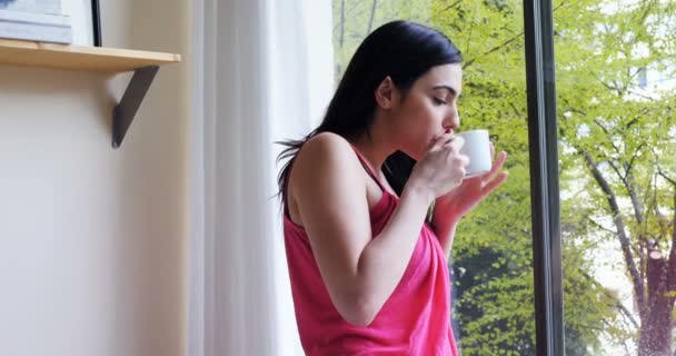 Schöne Frau trinkt Kaffee — Stockvideo