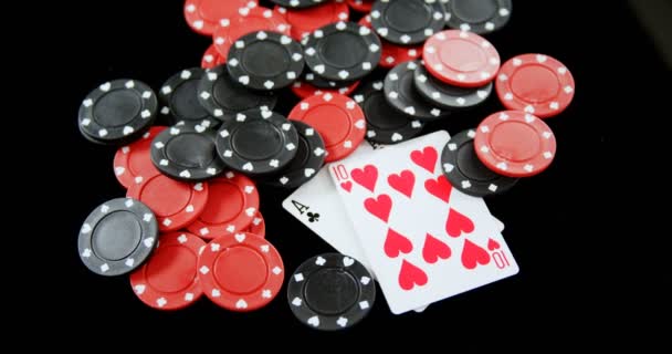 Spielkarten und Casino-Chips auf dem Pokertisch — Stockvideo