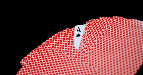 Игральные карты расположены на покерном столе Стоковое Видео