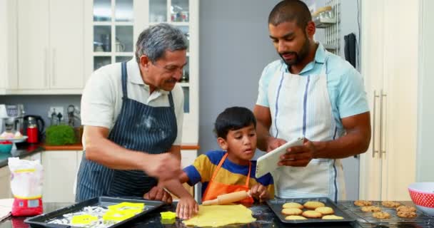 Farfar och far hjälpa pojken att göra cookies — Stockvideo