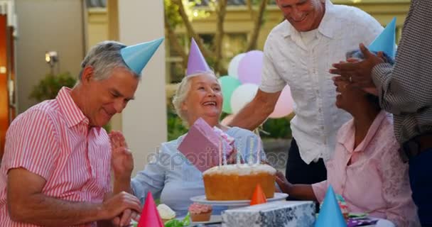 Yaşlılar bir doğum günü kutluyor — Stok video