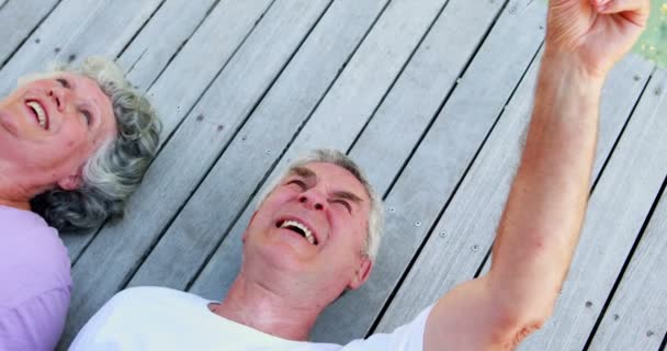 躺在木板上的年长夫妇 — 图库视频影像
