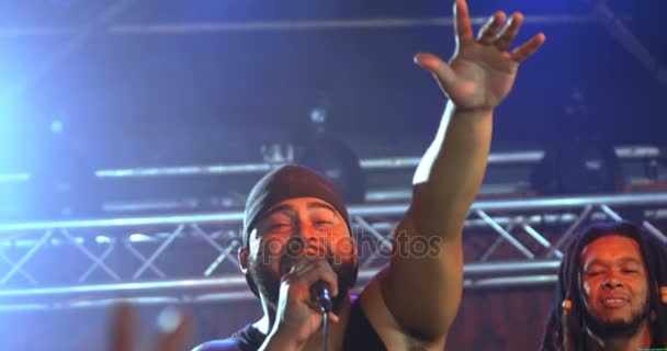 Zanger uitvoeren op het podium tijdens een concert — Stockvideo