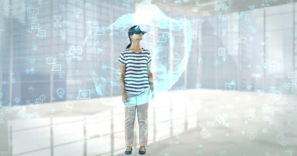 Жінка використовує гарнітуру віртуальної реальності — стокове відео