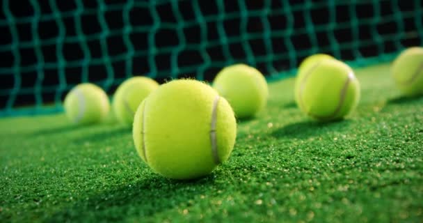 Zbliżenie: piłki tenisowe na trawie — Wideo stockowe
