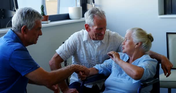 Médico y personas mayores interactuando entre sí — Vídeo de stock