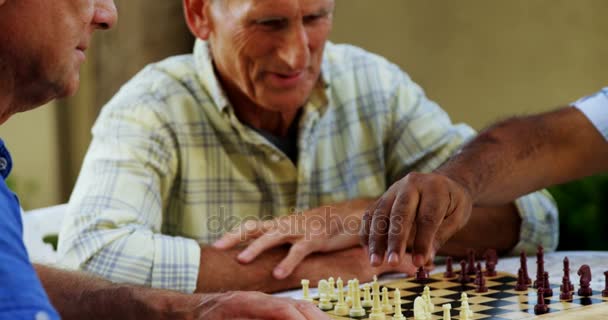 Senior Freunde spielen Schach — Stockvideo