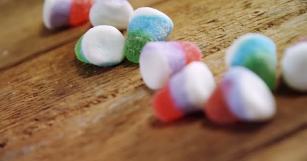 Várias confeitarias em uma mesa de madeira — Vídeo de Stock