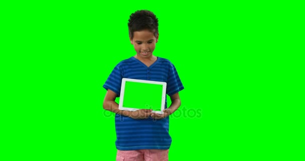 Ragazzo sorridente che mostra tablet digitale — Video Stock