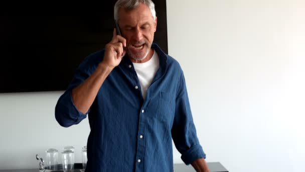 Hombre frustrado ejecutivo hablando en el teléfono móvil — Vídeos de Stock