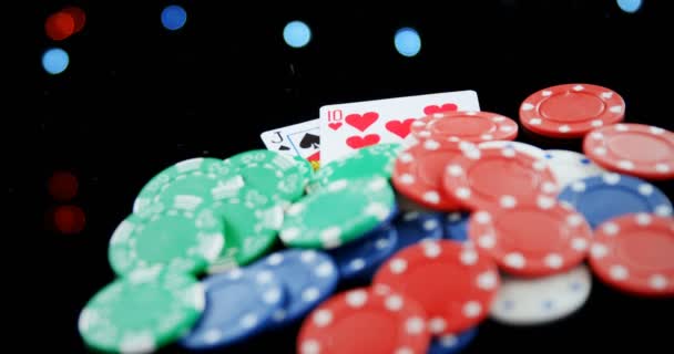 Игральные карты и фишки казино на покерном столе — стоковое видео