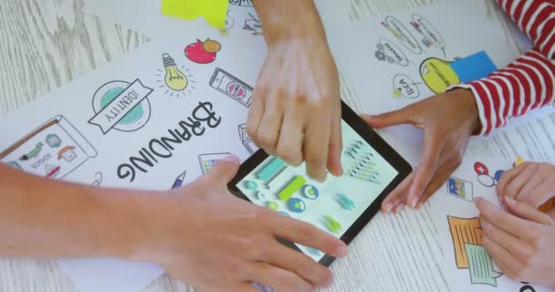 Руки коллег за столом с помощью цифрового планшета — стоковое видео