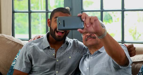 Père et fils prenant selfie avec téléphone portable — Video