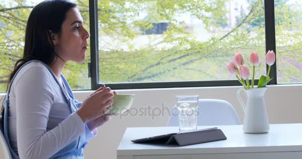 Belle femme prenant le petit déjeuner — Video