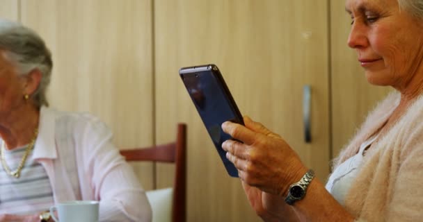 Старшая женщина с помощью цифрового планшета — стоковое видео