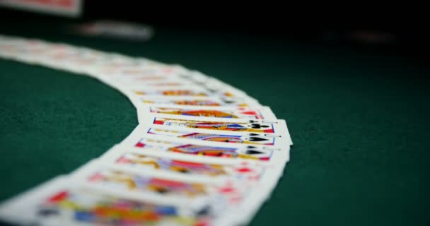 Spela kort arrangerade på pokerbordet — Stockvideo