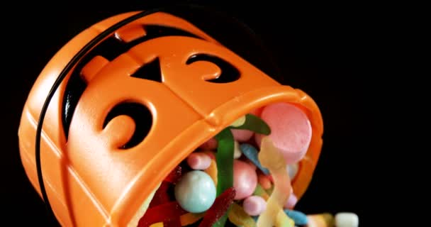 Süßwaren aus Halloween-Eimer verschüttet — Stockvideo