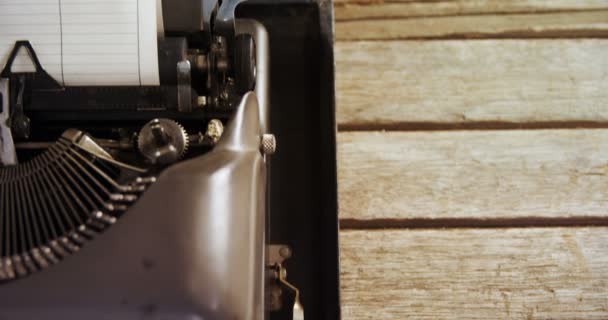 Vintage typemachine en zwarte koffie op houten tafel — Stockvideo