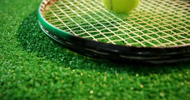 Close-up de bola de tênis em raquete — Vídeo de Stock