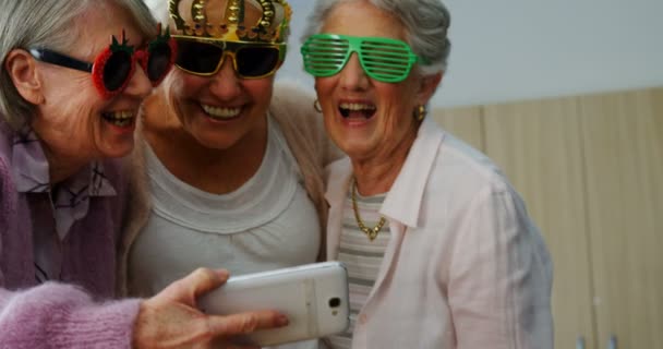 Amigos mayores tomando selfie con teléfono móvil — Vídeo de stock