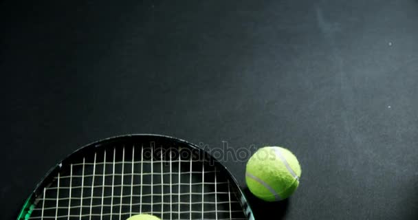 Pelotas de tenis y raqueta en el estudio — Vídeo de stock