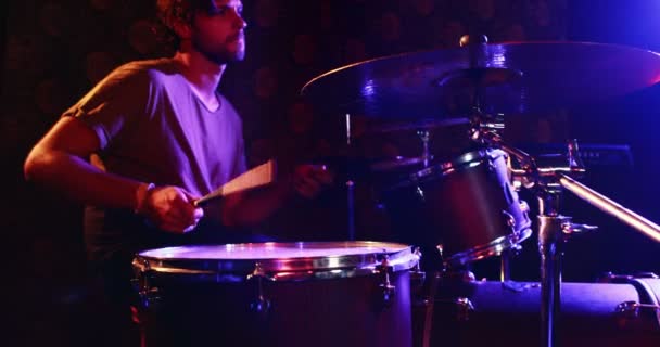Барабанщик грає на барабанному наборі — стокове відео