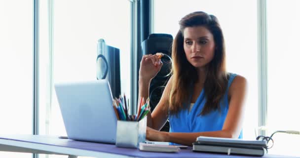 여성 임원 책상에 노트북을 사용 하 여 — 비디오