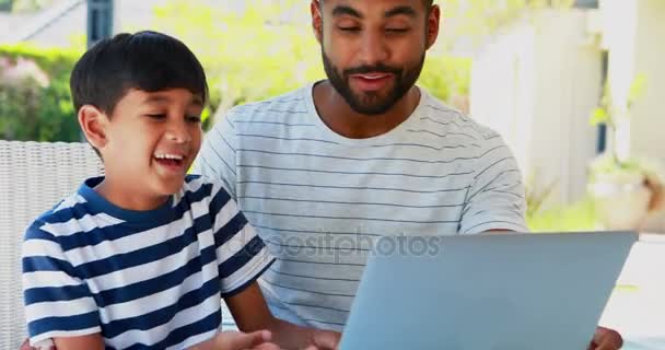 Padre e hijo usando laptop — Vídeo de stock