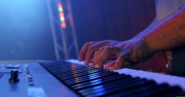 Band uitvoeren op het podium — Stockvideo