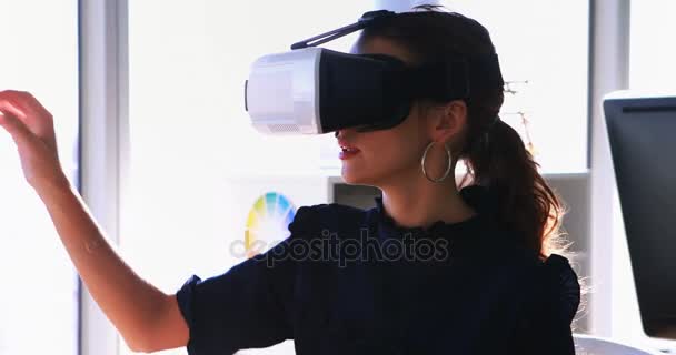 Femme exécutive utilisant casque de réalité virtuelle — Video