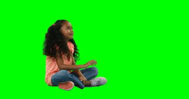 Sorrindo menina tocando tela digital — Vídeo de Stock