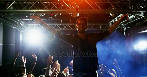 Crowdsurfing bei einem Konzert — Stockvideo