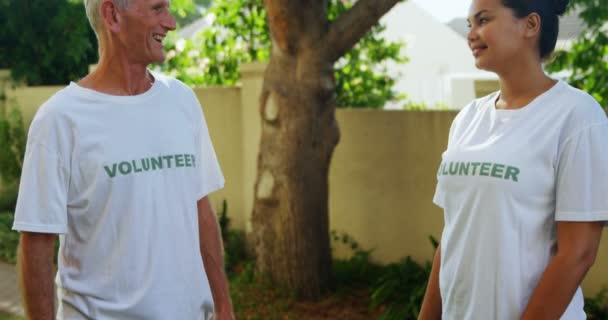 Felices voluntarios que se dan choca los cinco. — Vídeo de stock