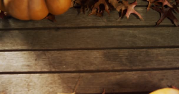 Хэллоуин тыква с кленовым листом на деревянном столе 4k — стоковое видео