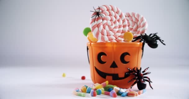 Cubo de Halloween lleno de piruleta — Vídeos de Stock