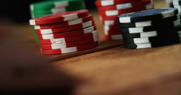 玩纸牌和赌场筹码扑克桌上 — 图库视频影像