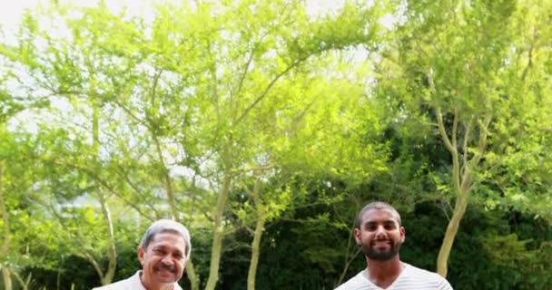 Retrato de familia feliz de pie en el parque — Vídeos de Stock