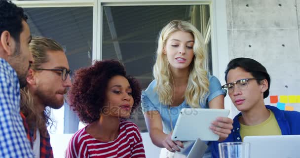 Colegas discutindo sobre tablet digital — Vídeo de Stock