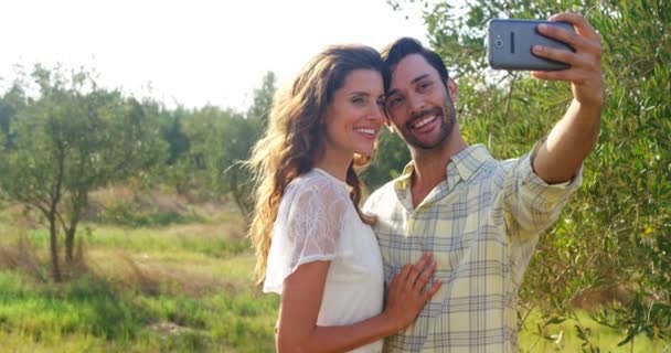 Casal feliz tirando selfie do celular — Vídeo de Stock